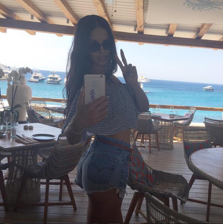 Adriana Limas Knackpo passt perfekt in knappe Brazilian-Bikinis... und hautenge Jeansshorts
