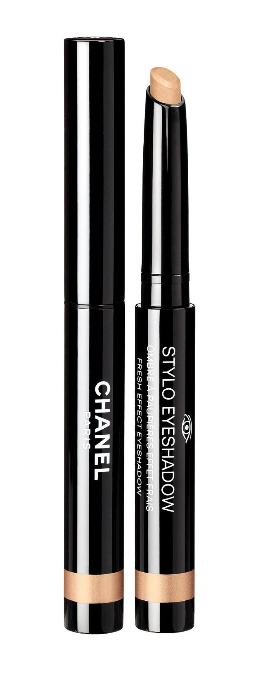 Tipp von Leona Pawlik, Beauty-Praktikantin: „Der kompakte 'Stylo Eyeshadow'-Lidschatten von Chanel in „Beige Doré“ bringt die Augen wunderschön zum Strahlen. Damit kann die nächste Party definitiv kommen.“ Ca. 30 Euro