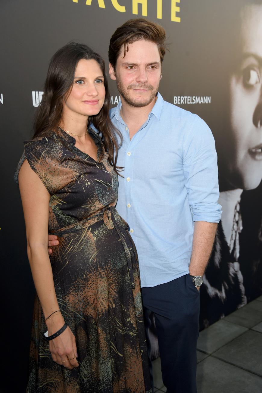Daniel Brühl und seine langjährige Freundin Felicitas Rombold werden zum ersten Mal Eltern.