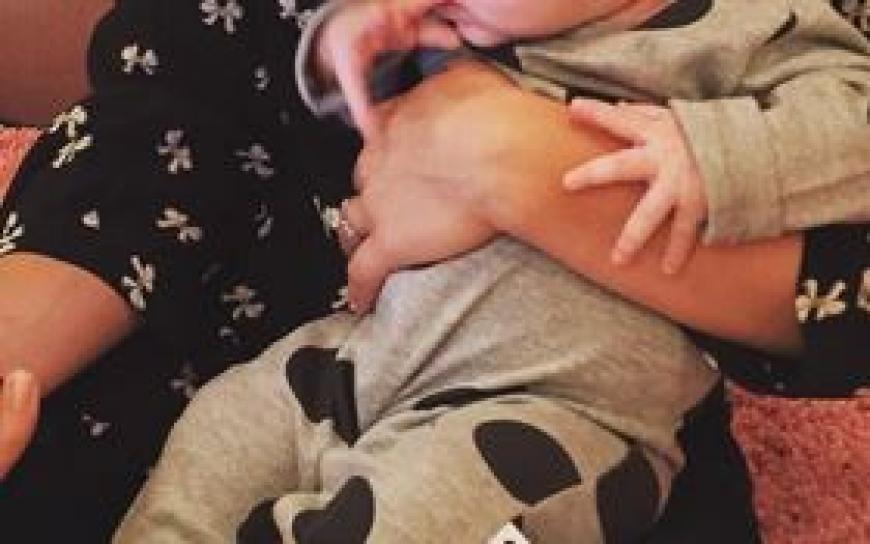 Dieser Ring an der Hand der Schauspielerin sorgte für Hysterie bei den Fans.