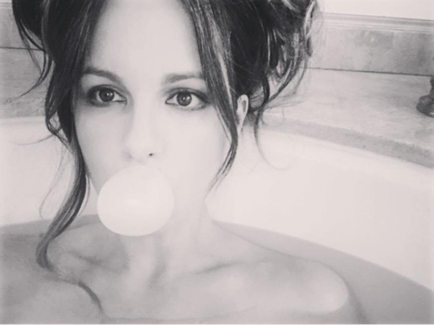 Bubble Bath bekommt da eine ganz neue Bedeutung: Auf einem sexy Schnappschuss auf Instagram zeigt sich Schauspielerin Kate Beckinsale nackt und Kaugummi kauend ihren begeisterten Followern.