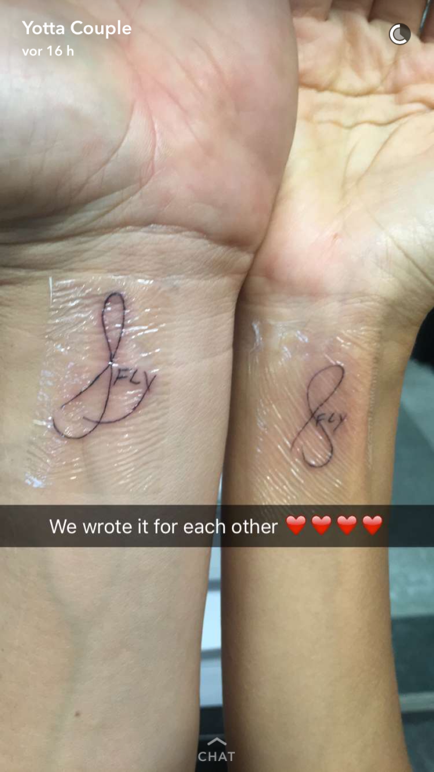 So sehr, dass es jetzt ein Partner-Tattoo gab.