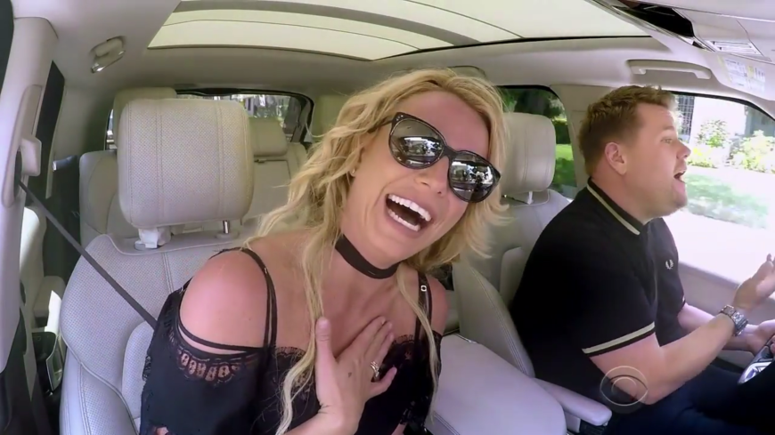 Zusammen mit James Corden singt Britney Spears einige ihrer Hits.