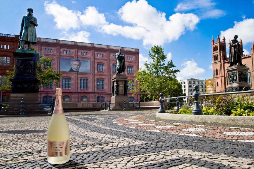 Der Schinkelplatz atmet Geschichte. Auch Freixenet - hier Michalskys Design-Kreation Carta Nevada - blickt auf eine lange Tradition zurück.
