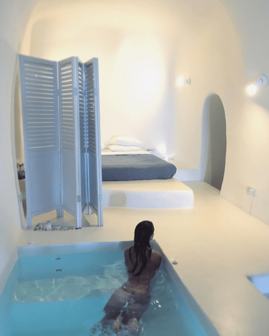 Oh là là, Emily Ratajkowski nimmt uns mit in ihr wunderschönes Hotel-Badezimmer.