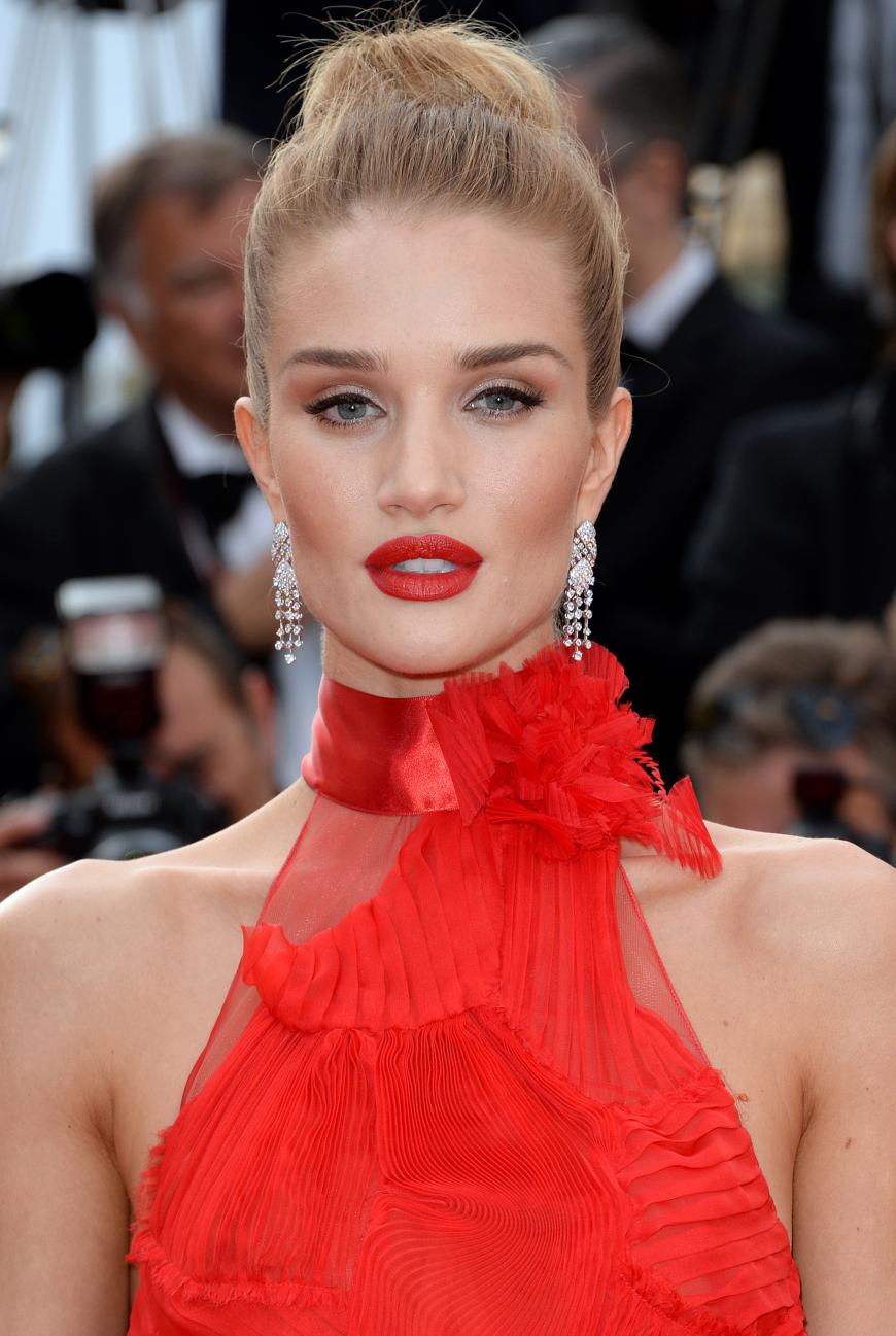 Rosie Huntington-Whiteley zieht mit Dutt und roten Lippen alle Blicke auf sich