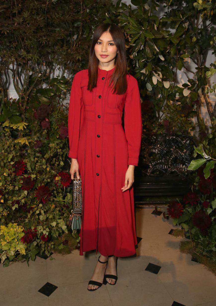 Auch das rote Hemdblusenkleid von Gemma Chan könnten wir uns durchaus an uns selbst vorstellen.