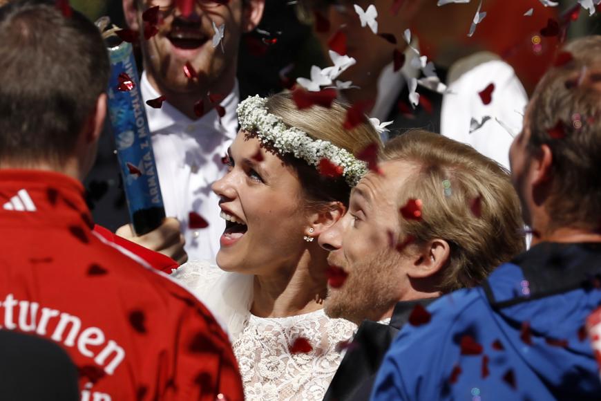 Sie strahlen über das ganze Gesicht! Samuel Koch und seine Sarah Elena Timpe haben gestern den Bund fürs ewige Leben geschlossen.