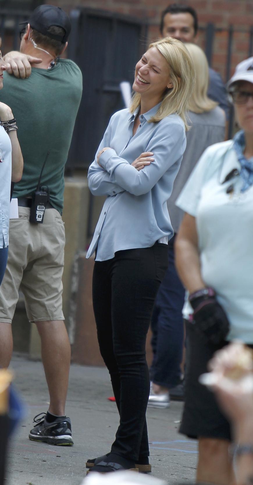 Worüber Claire Danes wohl gerade lacht? In der Drehpause am Set von