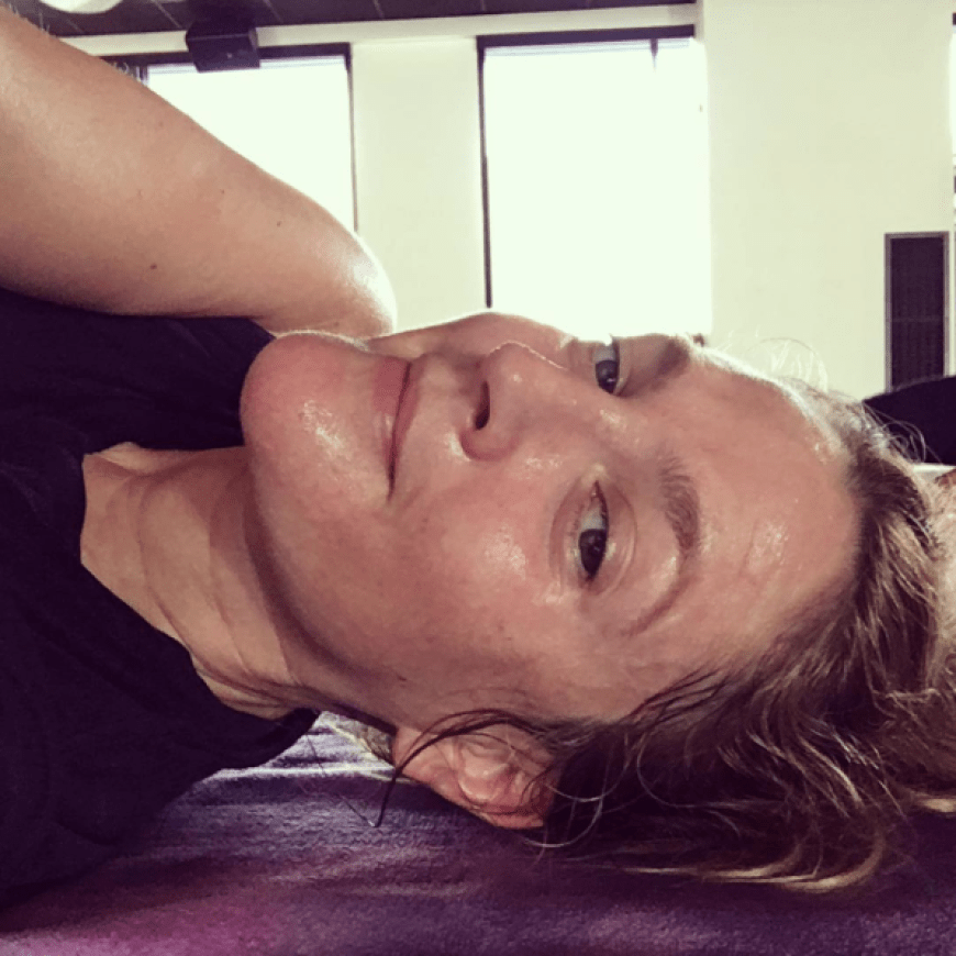 Puh, ganz schön schweißtreibend war die Yoga-Stunde für Drew Barrymore. Macht aber nichts! Mit leichtem Glanz auf der ungeschminkten Haut zeigt sich die Hollywood-Schauspielerin ihren Insta-Followern.