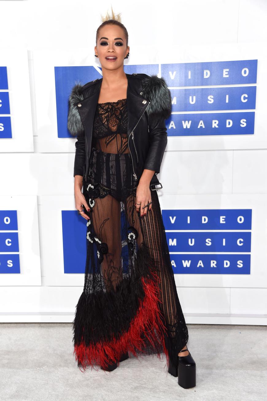Federn, Spitze, Leder, Fell, Transparenz - Rita Ora ging mit ihrem Outfit für die MTV Video Music Awards in die Vollen. Gelungen? Geht so.