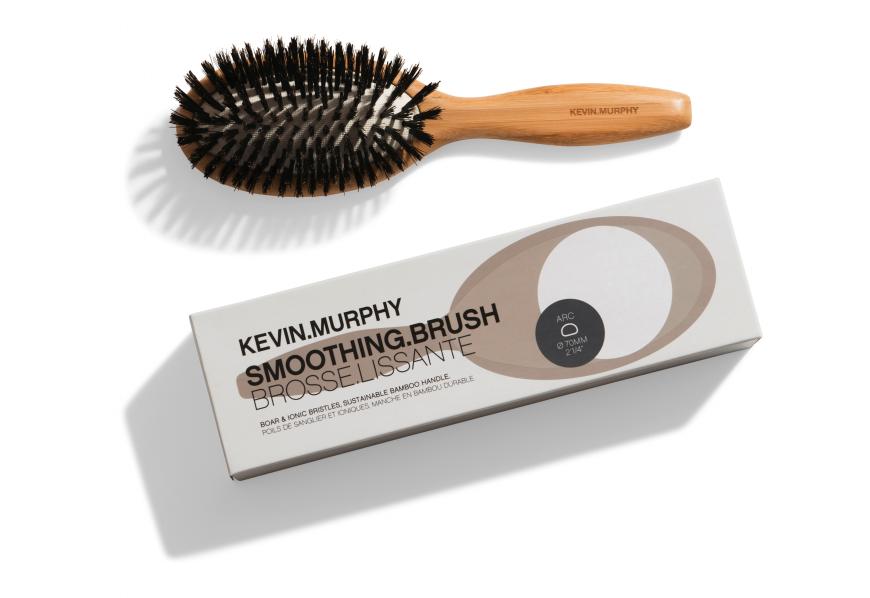 „Smoothing Brush“ von Kevin Murphy, ca. 50 Euro, beim Friseur