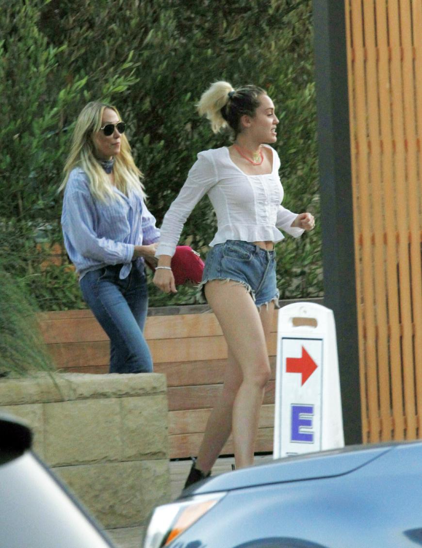 Miley Cyrus besuchte abends mit Mutter Tish Cyrus das Soho House in Malibu.