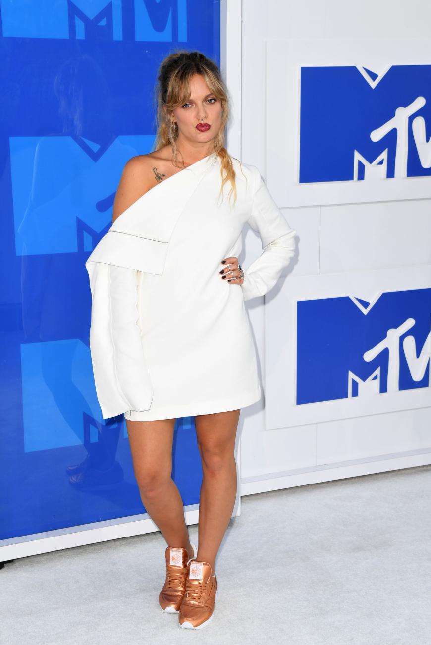 Tove Lo gewohnt exzentrisch im weißen, asymmetrisch geschnittenen Sweater-Kleid