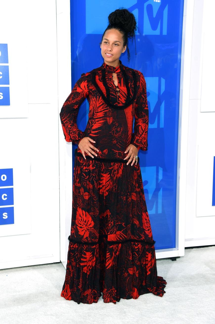 Alicia Keys kam Make-up-frei und in einem schwarz-roten Walla-Walla-Kleid