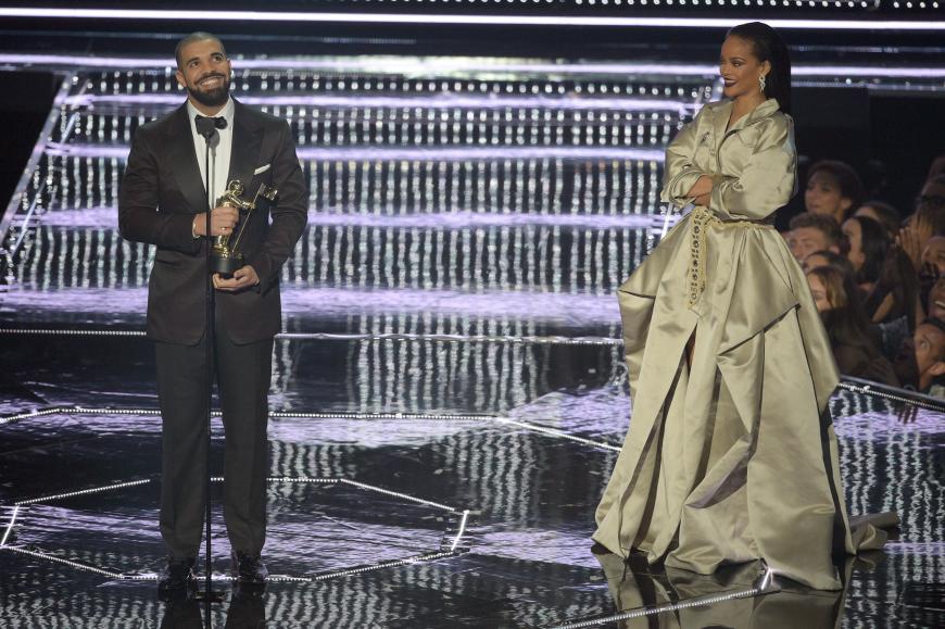 Bei seiner Rede gerät Drake ins Schwärmen.