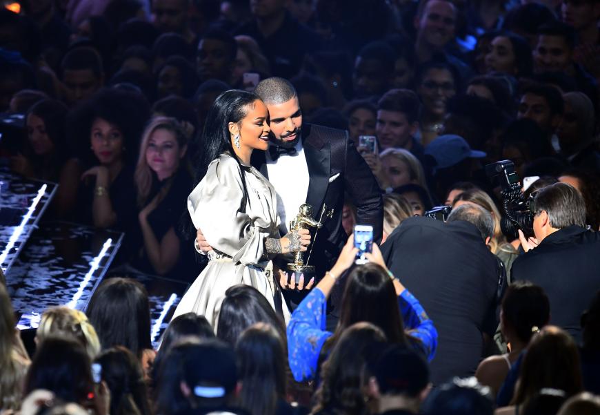 Liebevoll führt der Rapper Rihanna dann von der Bühne.