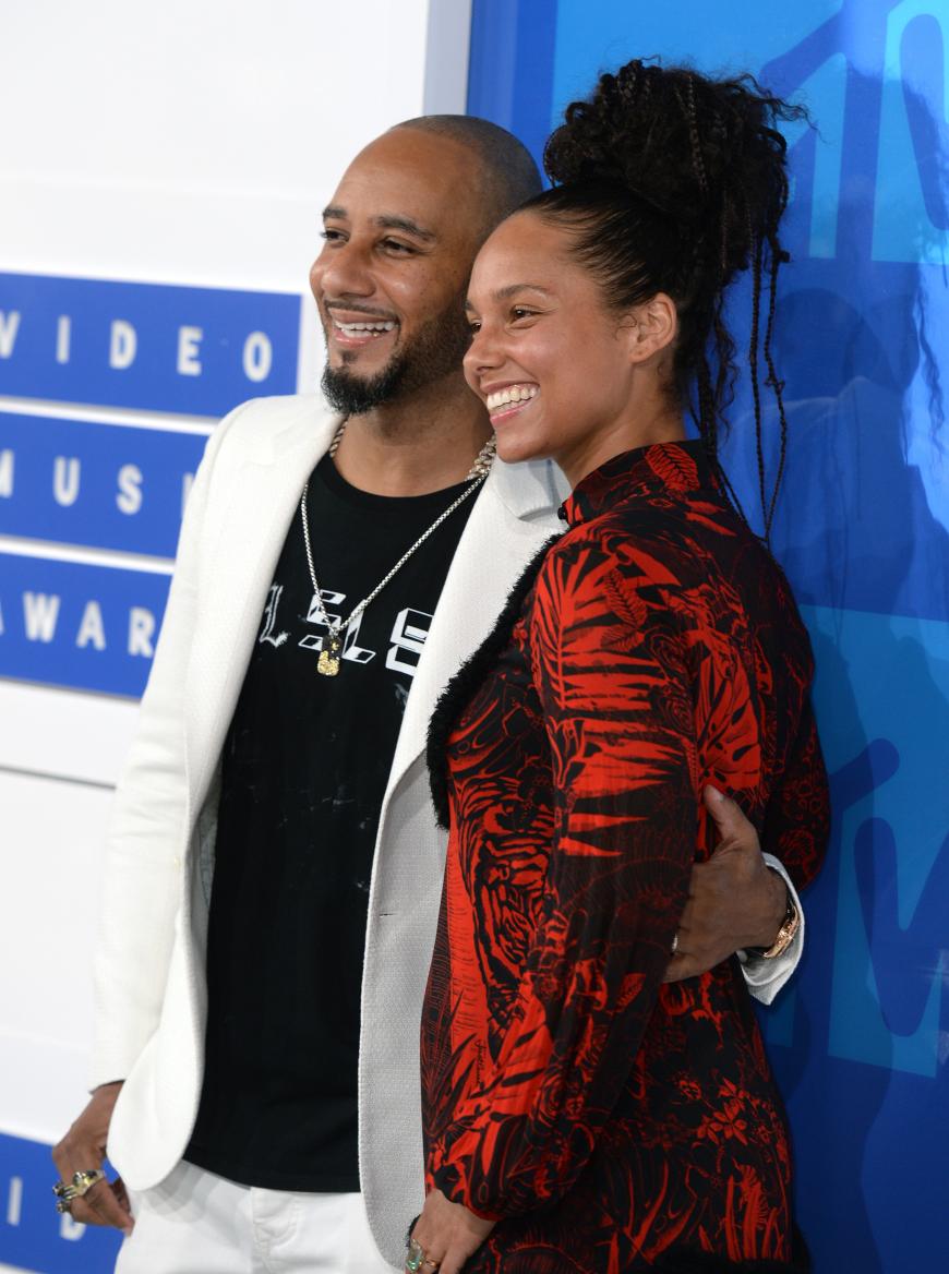 Bei den MTV Video Music Awards zeigte sich eine kleine Wölbung unter Alicia Keys' Kleid.