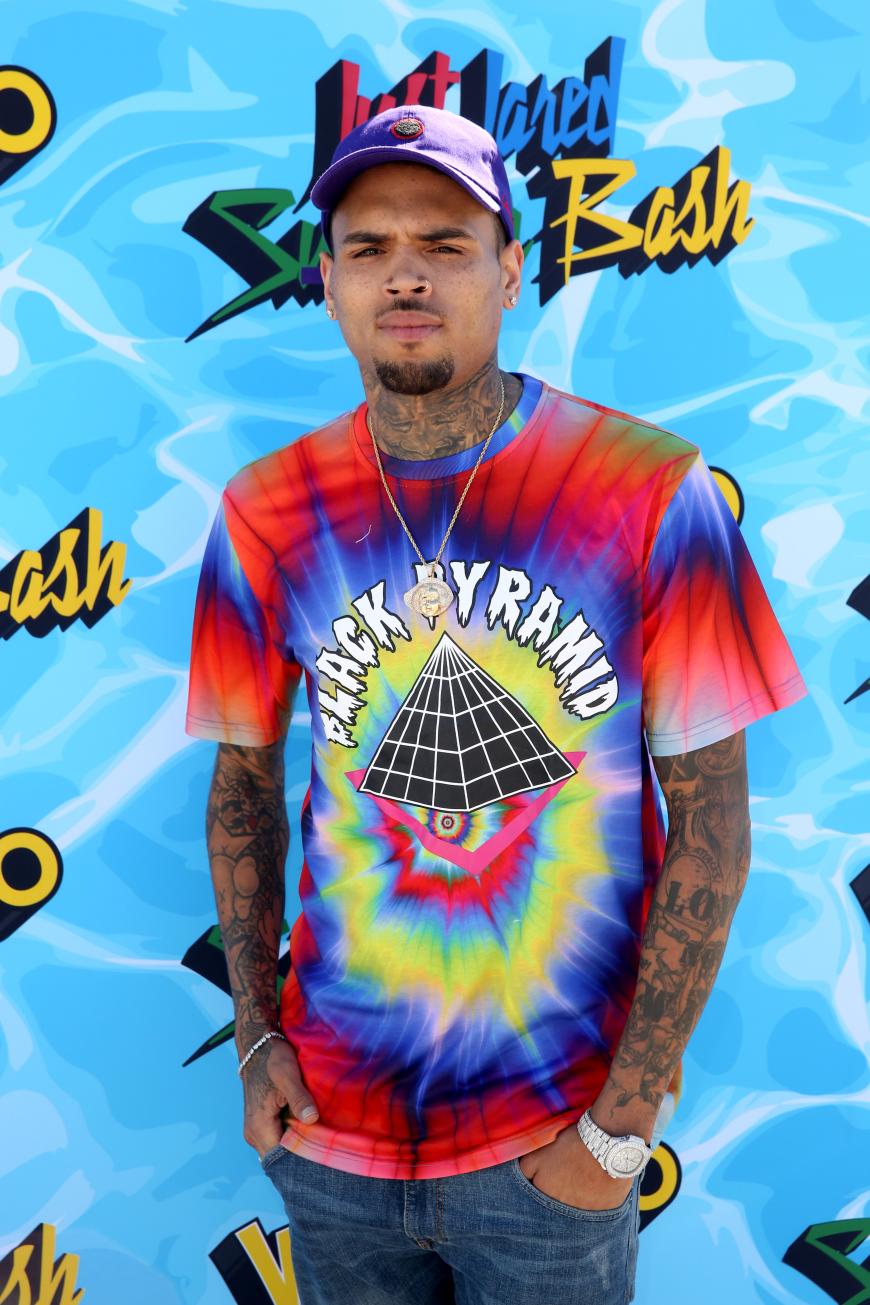Eine Frau beschuldigt Chris Brown, sie mit einer Waffe bedroht zu haben.