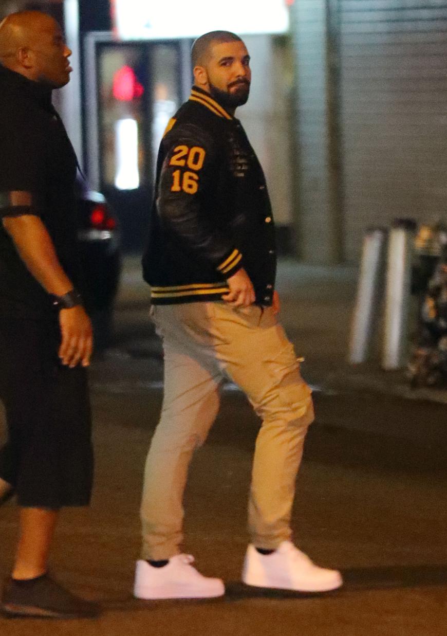 Hier wird Drake vor dem Hotel