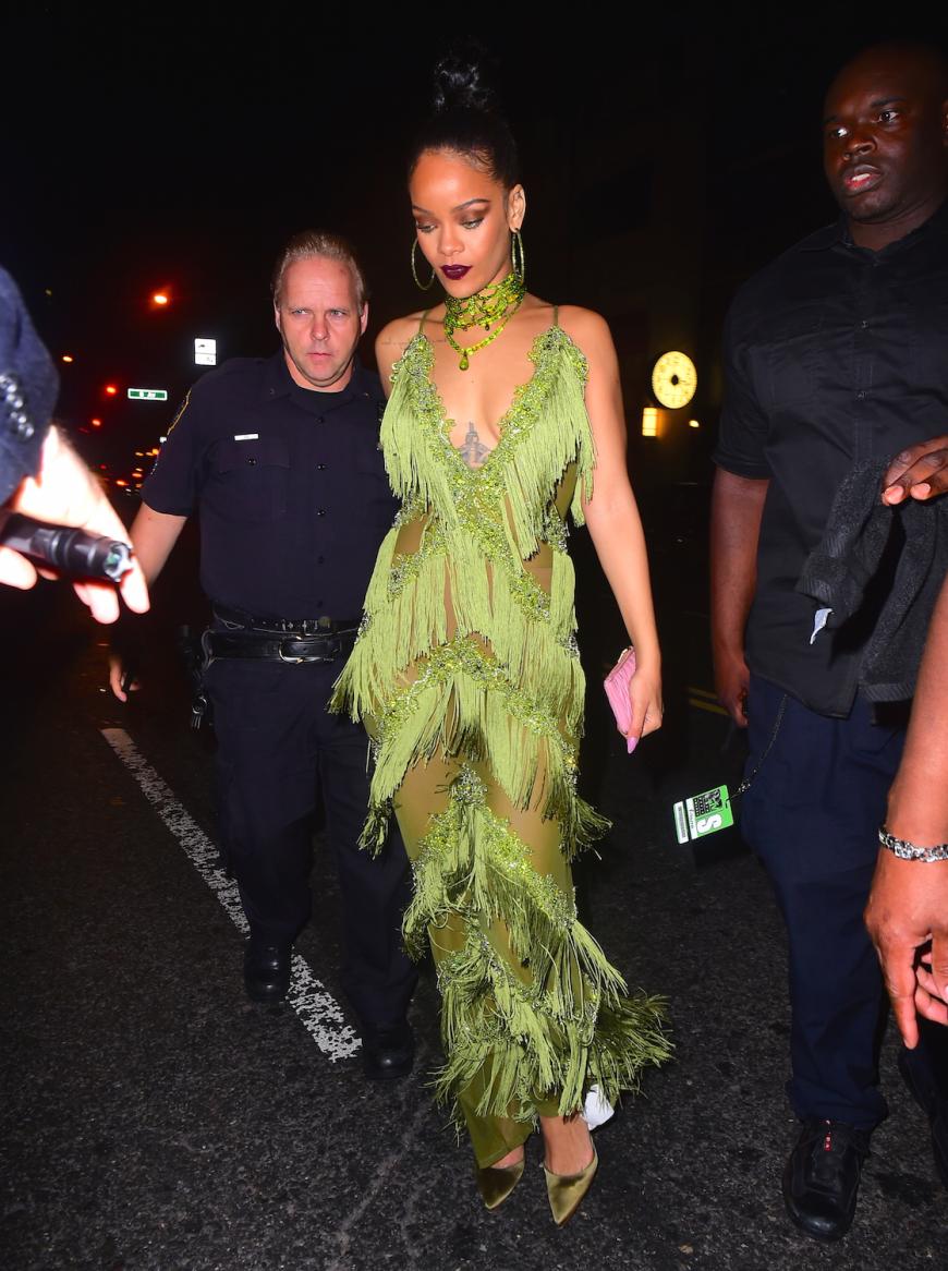 Sexy Fummel: Rihanna auf dem Weg in den New Yorker Nachtclub Up & Down.