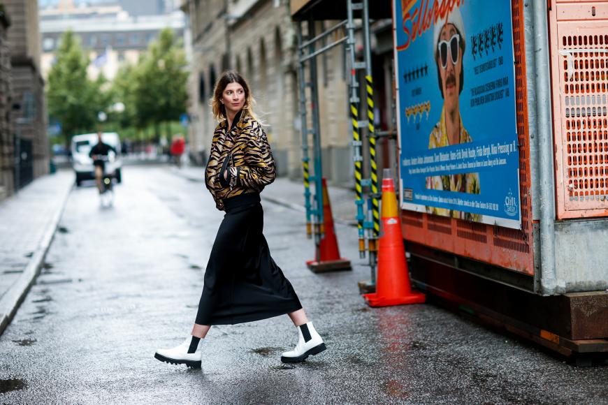 Gewagter Streetstyle aus Schweden. Die Dame kombiniert eine Jacke mit Tigermuster zum Maxirock und weißen Ankle Boots.