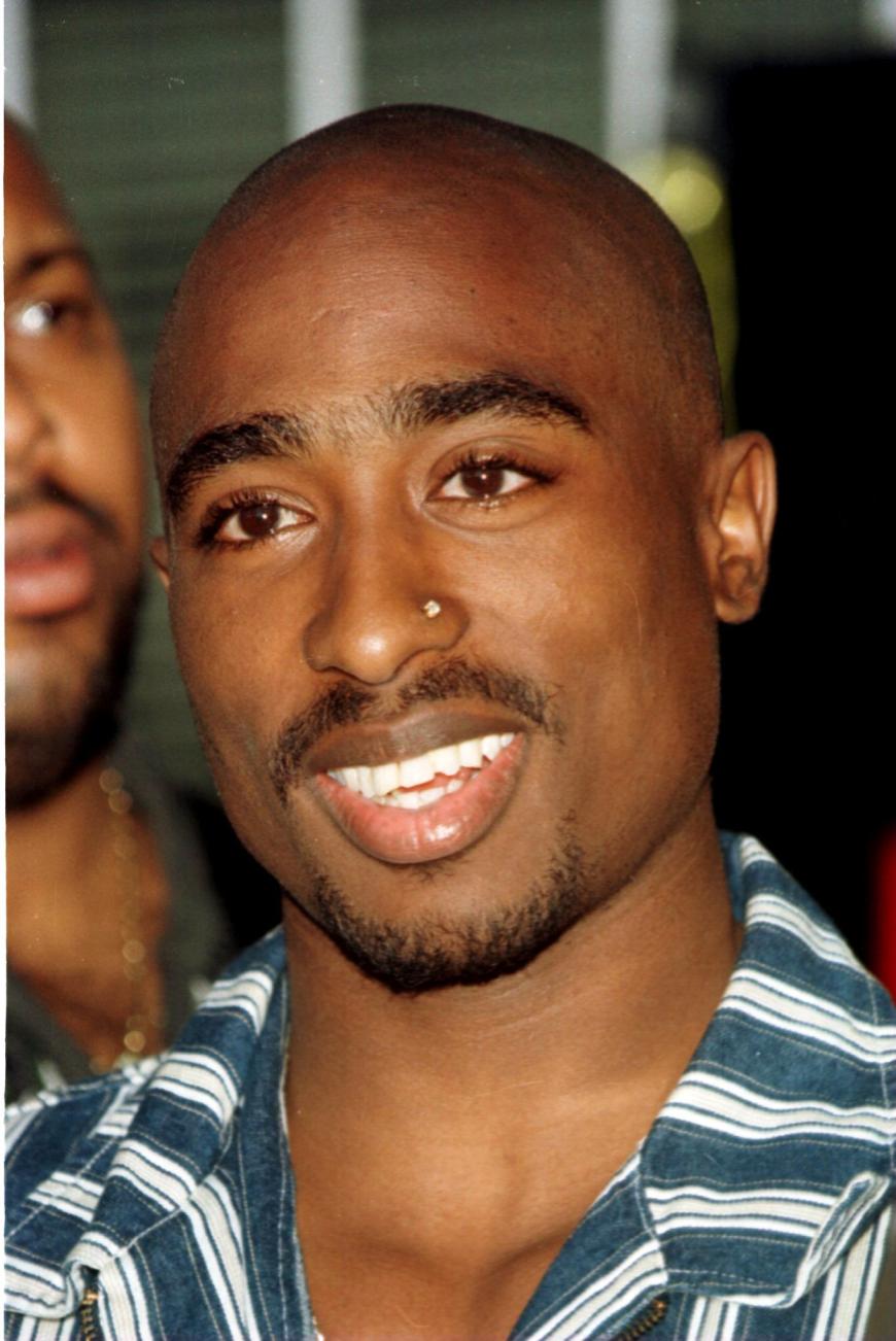 Der Rapper Tupac Shakur wurde im Alter von nur 25 Jahren im September 1996 angeschossen uns erlag bald darauf seinen Verwundungen. Viele glauben das aber nicht...