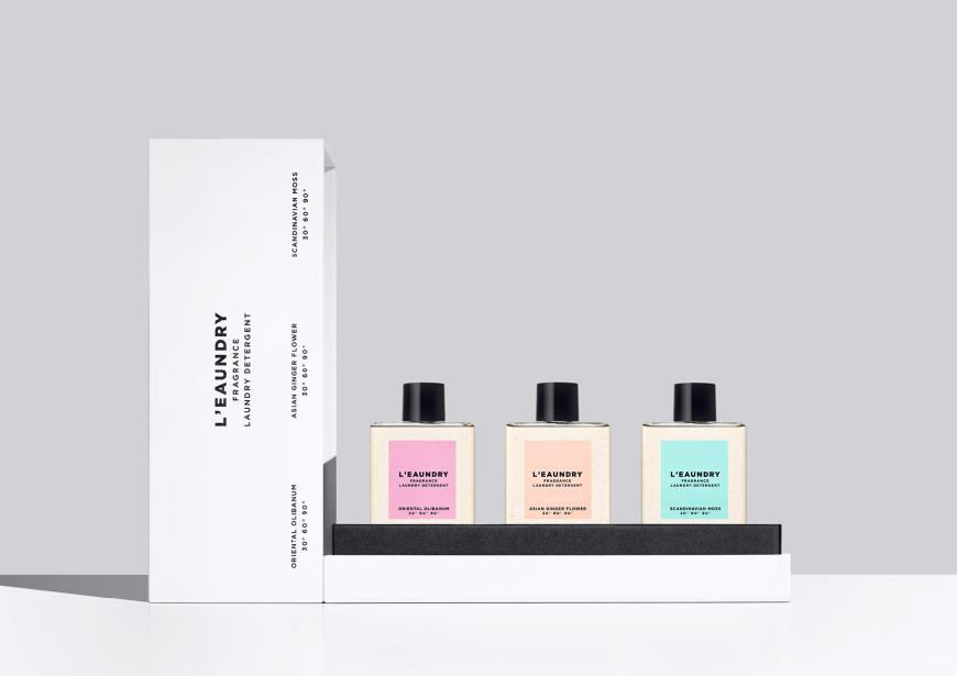 Da macht sogar Wäschewaschen Spaß! L'Eaundry hat jetzt ein Luxus-Waschmittel herausgebracht, das unsere Lieblingspullis mit traumhaften Duft-Aromen umschmeichelt. Zu haben auch als Miniatur-Geschenkset in den Duftrichtungen Oriental Olibanum, Asian Ginger Flower und Scandinavian Moss. 48 Euro