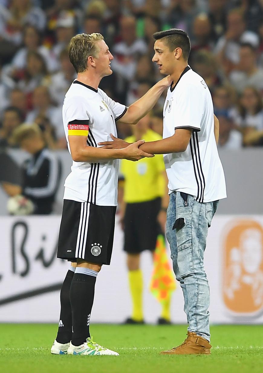 Der Schweini-Fan kommt seinem Idol nah wie nie...