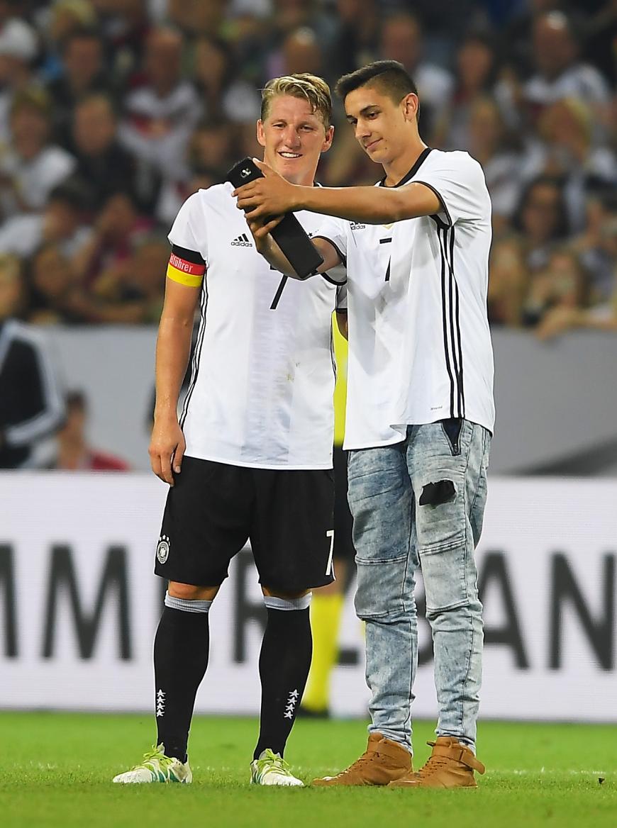 Wow-Moment: Bastian Schweinsteiger macht ein Selfie mit dem jungen Flitzer.