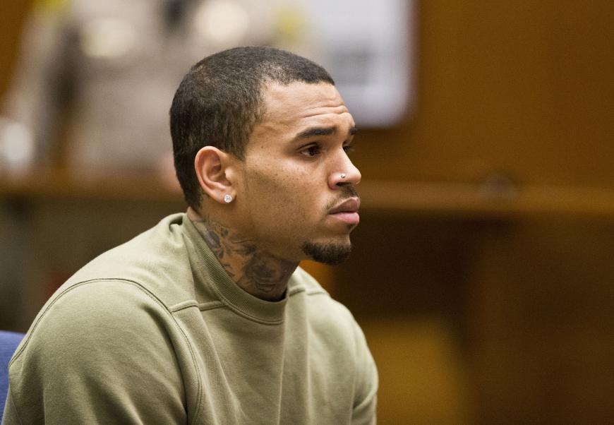 Ist Chris Brown unschuldig? Der Rapper soll schon wieder eine Frau mit einer Waffe bedroht haben.