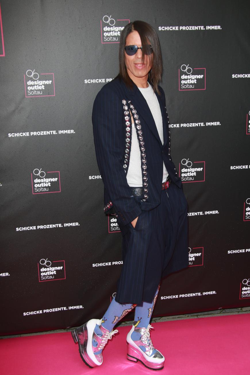 Jorge Gonzalez mit einem extravaganten Outfit