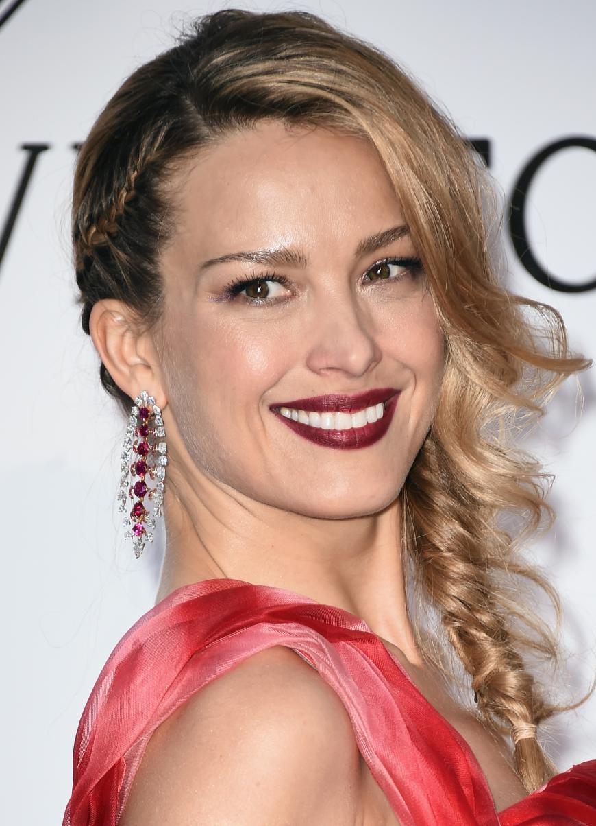 Petra Nemcova. Das Model trägt die Bold Lips in einem intensiven Bordeauxrot