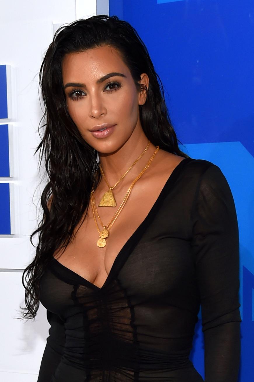 Kim Kardashian steht offen zu ihrer Schuppenflechte.