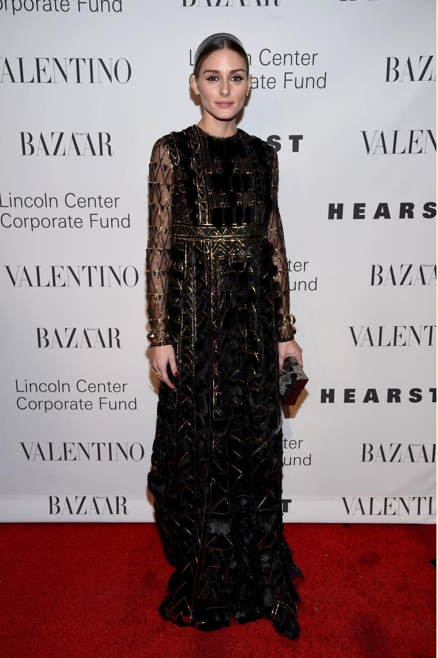 7. Dezember 2015 - Event zu Ehren Valentino, New York City: Dramatischer Auftritt auf dem Red Carpet in einem schwarzen Empire-Kleid mit Goldmuster.