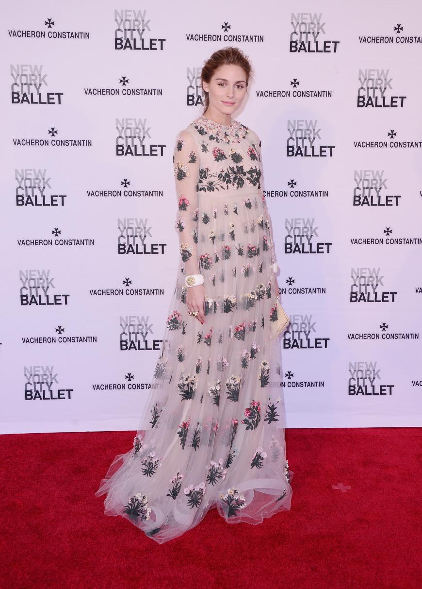 7. Mai 2015 - New York City Ballet 2015 Spring Gala: Elfengleich sieht Olvia in diesem zarten Blumentraum mit Empire-Taille aus.