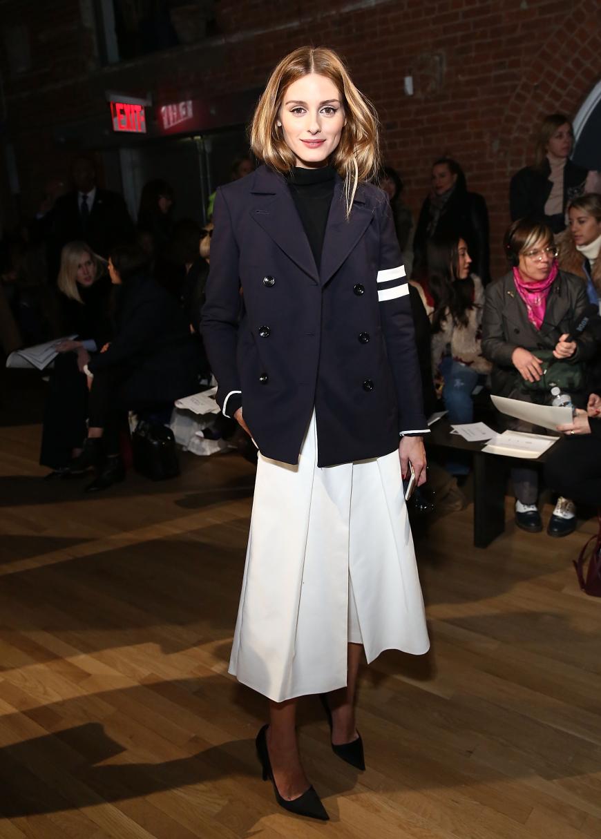 14. Februar 2015 - Tibi Fashion Show, Fashion Week New York: Olivia Palermo in einem Kurzmantel zum weißen Hosenrock und Rollkragenpullover.
