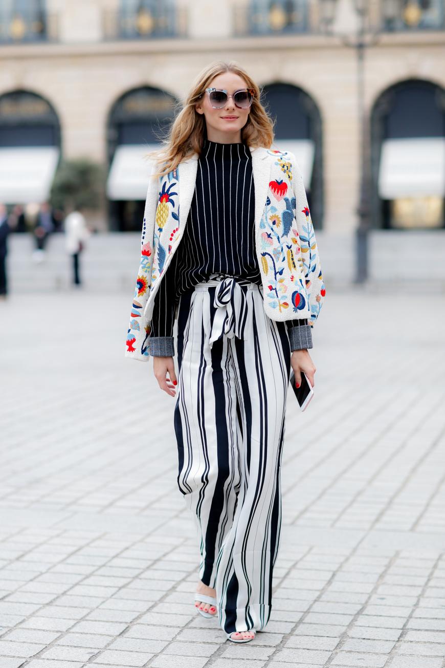 4. Juli 2016 - Schiaparelli Herbst/Winter 16/17, Paris Fashion Week: Olivia Palermo zeigt, wie Mustermix richtig geht und kombiniert eine Blumenjacke zu gestreiften Flares.