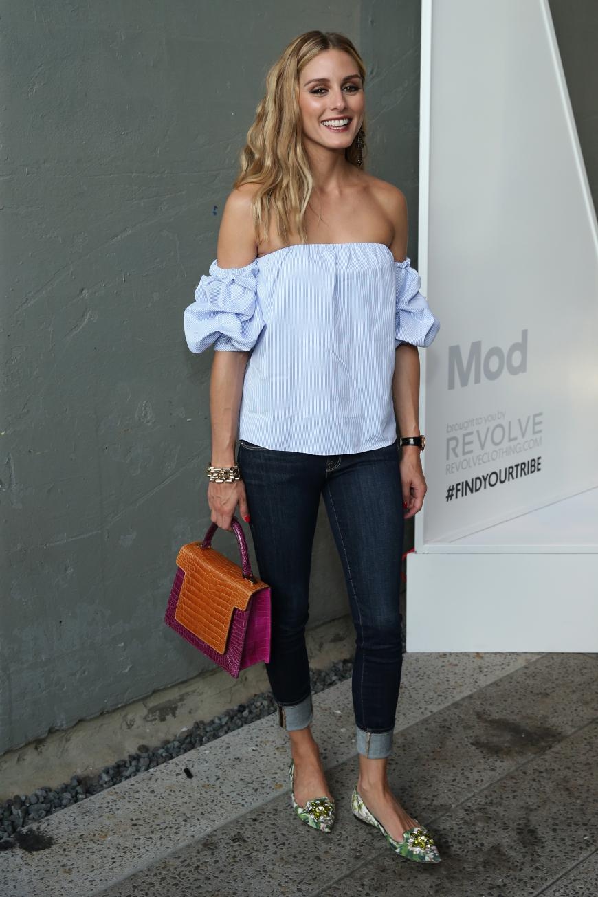 12. August 2015 - StyleWatch x Revolve Fall Fashion Party, New York City: Auch den Clean Chic beherrscht sie perfekt und trägt hochgekrempelte Blue Jeans zu Carmenbluse und Ballerinas.