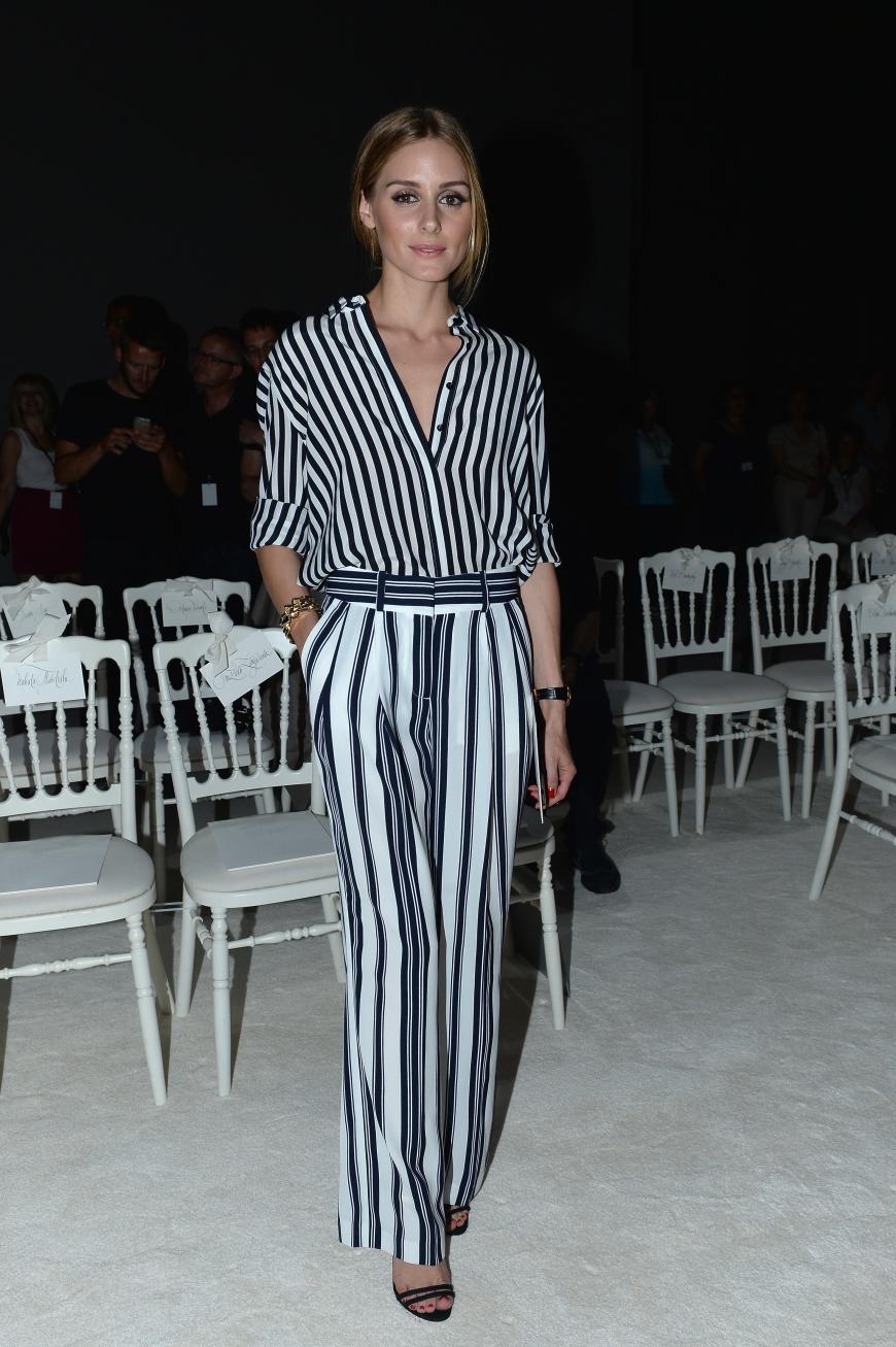 6. Juli 2015 - Giambattista Valli Haute Couture Herbst/Winter 15/16, Paris Fashion Week: Olivia Palermo in Streifenbluse zur Streifenhose.