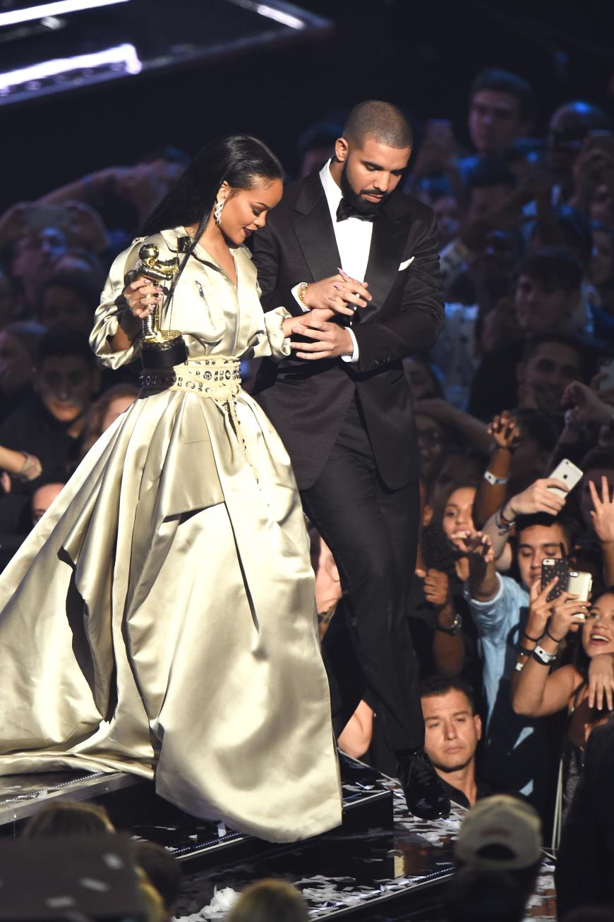Rihanna und Drake wirkten sehr verliebt und hielten Händchen.