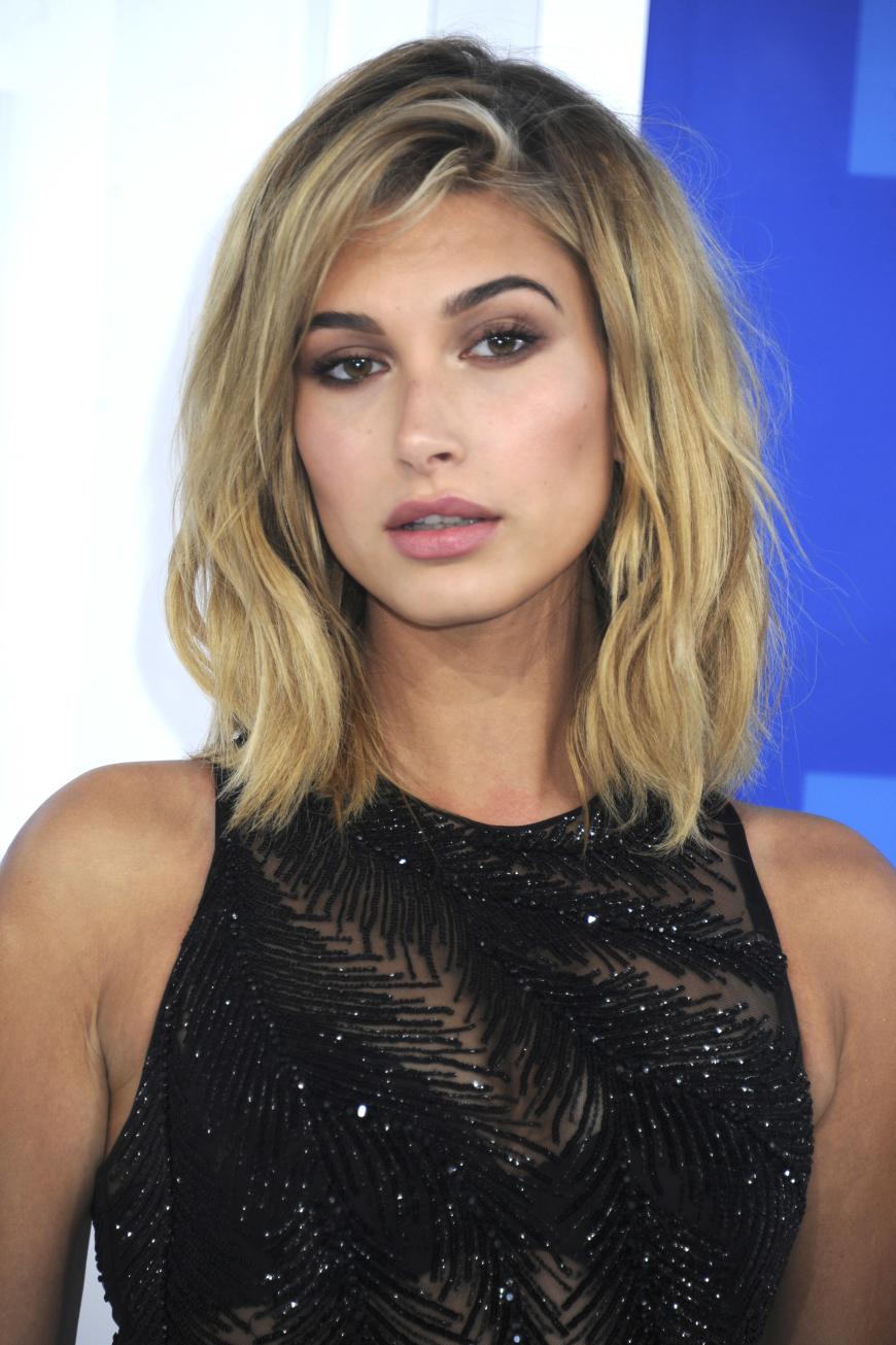 Hailey Baldwin hat ein Auge auf John Mayer geworfen.