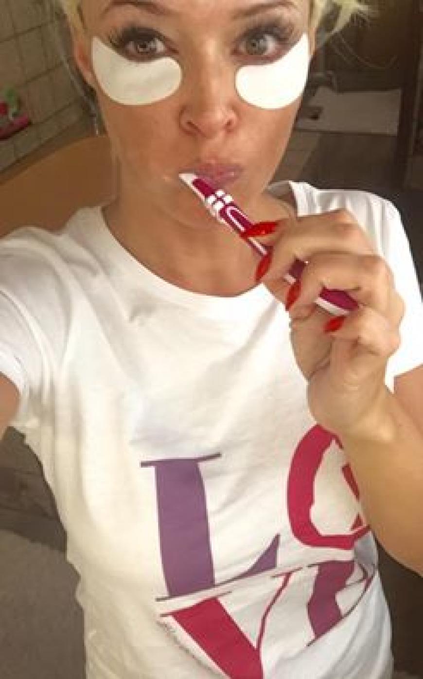 Daniela Katzenberger zeigt sich verschlafen auf Facebook und erntet einen fiesen Kommentar.