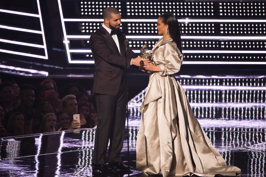 Rihanna und Drake sind wieder ein Paar und RiRI hat sich eigens für den Rapper ein Tattoo stechen lassen.