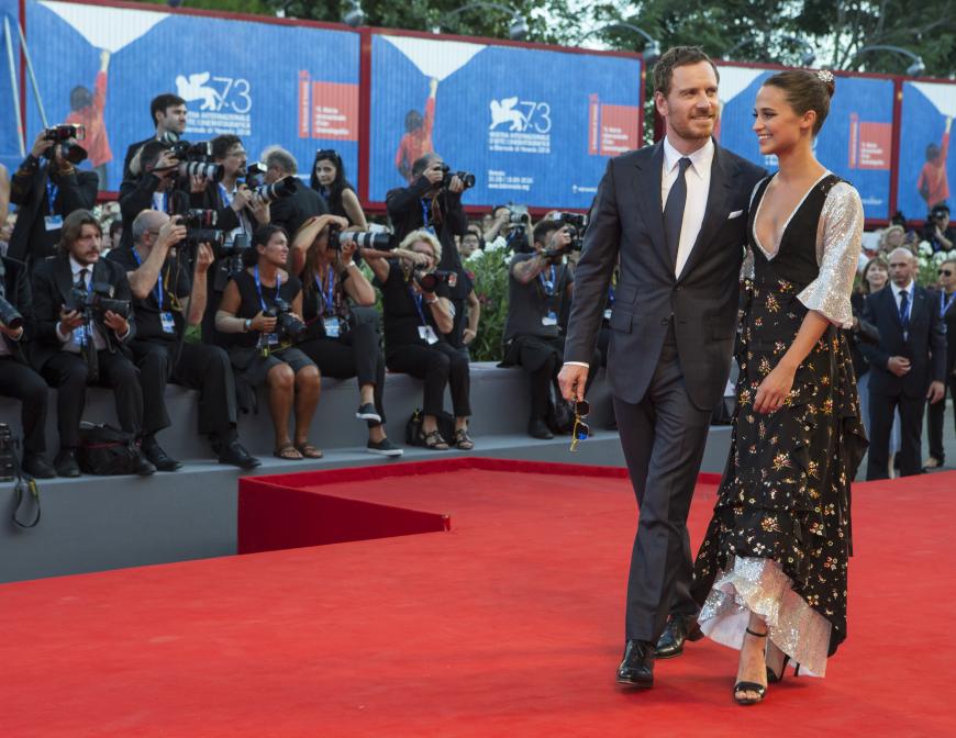 ... wie mit ihrem Freund Michael Fassbender. Die beiden besuchten die Premiere von „The Light between Oceans