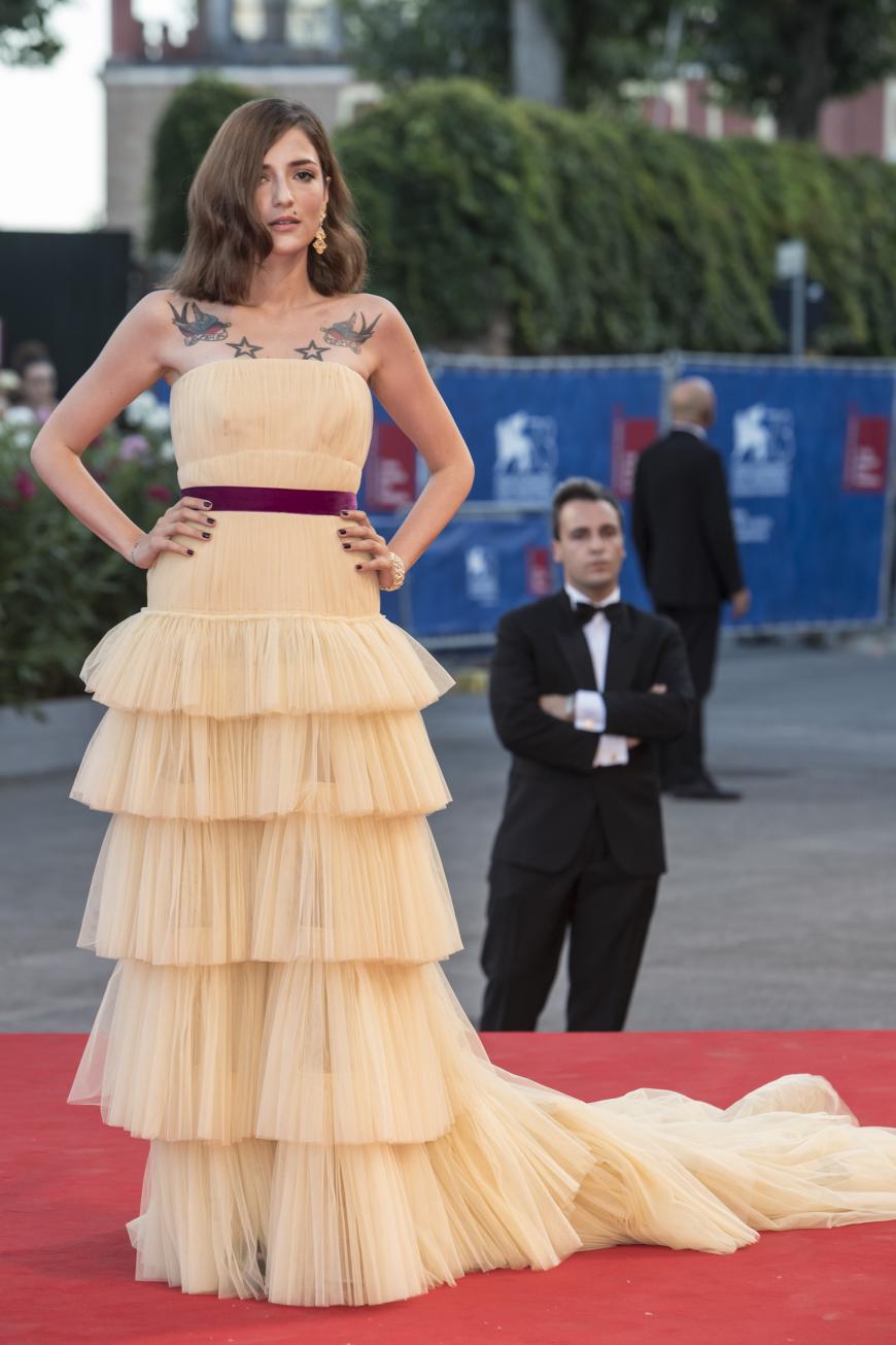 Als Modebloggerin weiß Eleonora Carisi natürlich, wie sie auf dem Red Carpet aufzutreten hat.