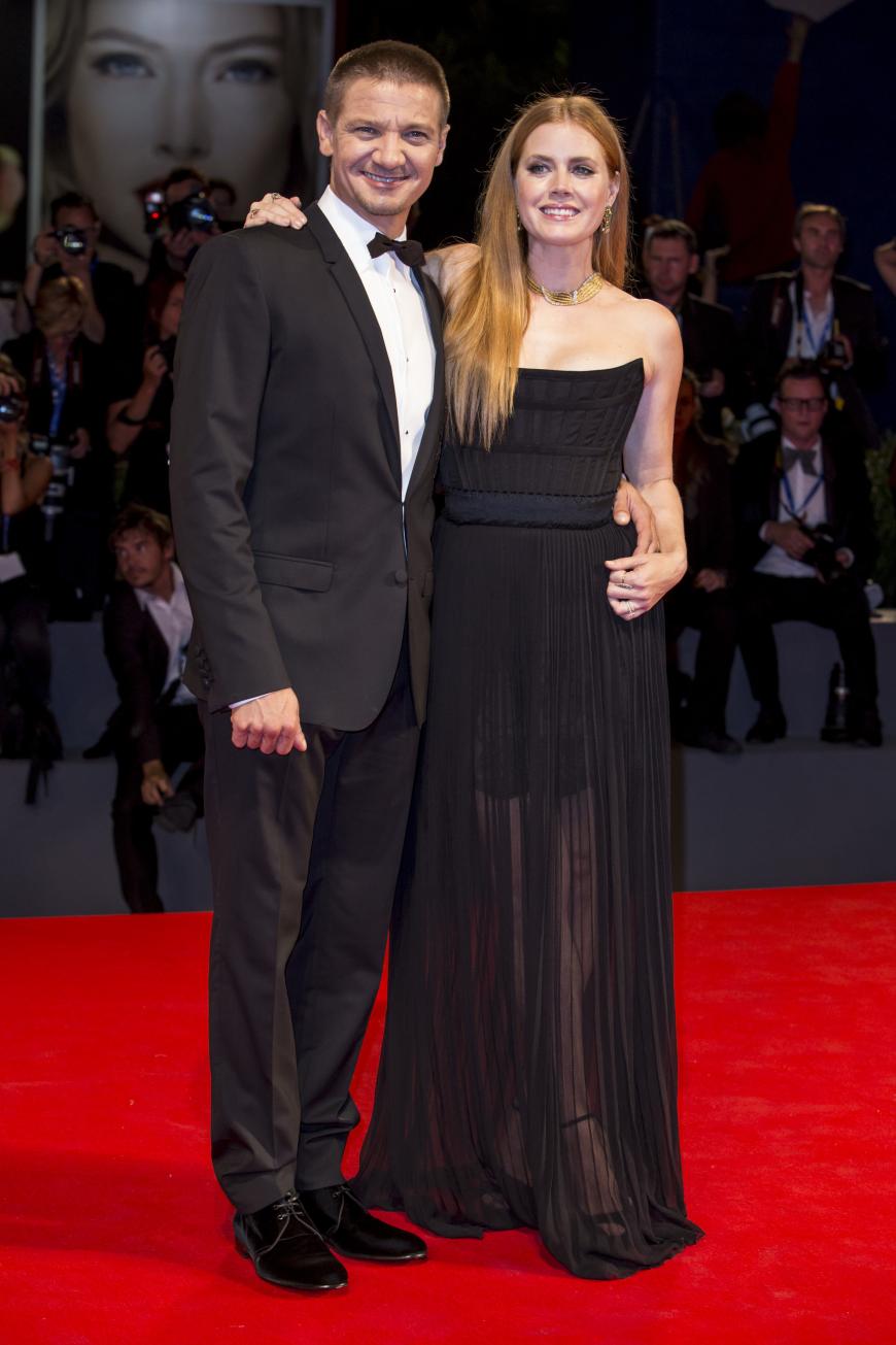 Die schöne Rothaarige kam mit ihrem Co-Star Jeremy Renner.