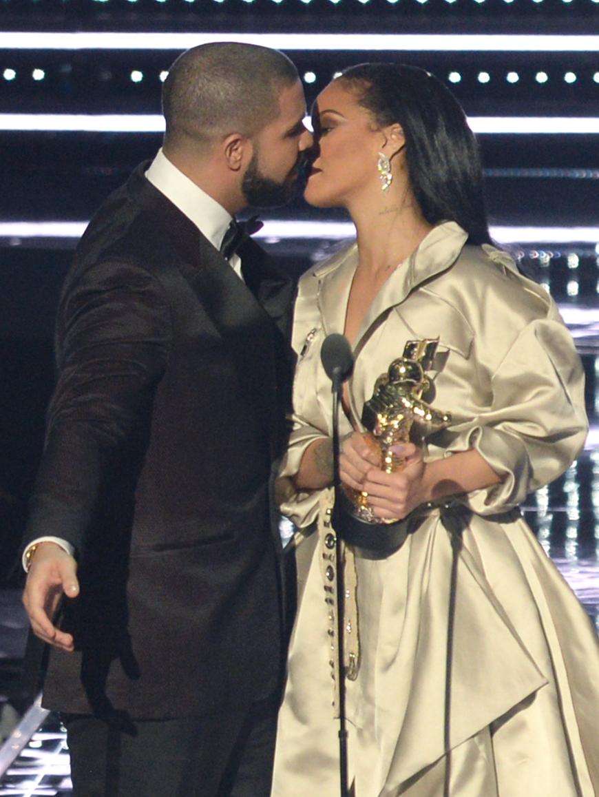 Küsschen bei den VMAs! Wenn das mal nicht mehr als Freundschaft zwischen RiRi und dem Rapper ist.
