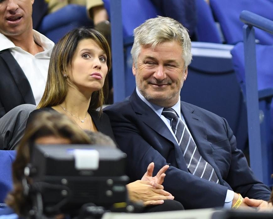 Schauspieler Alec Baldwin hatte besonders gute Laune - doch seine schwangere Frau Hilaria Baldwin schaute beim Duell von Venus Williams gegen Laura Siegemund gelangweilt drein.