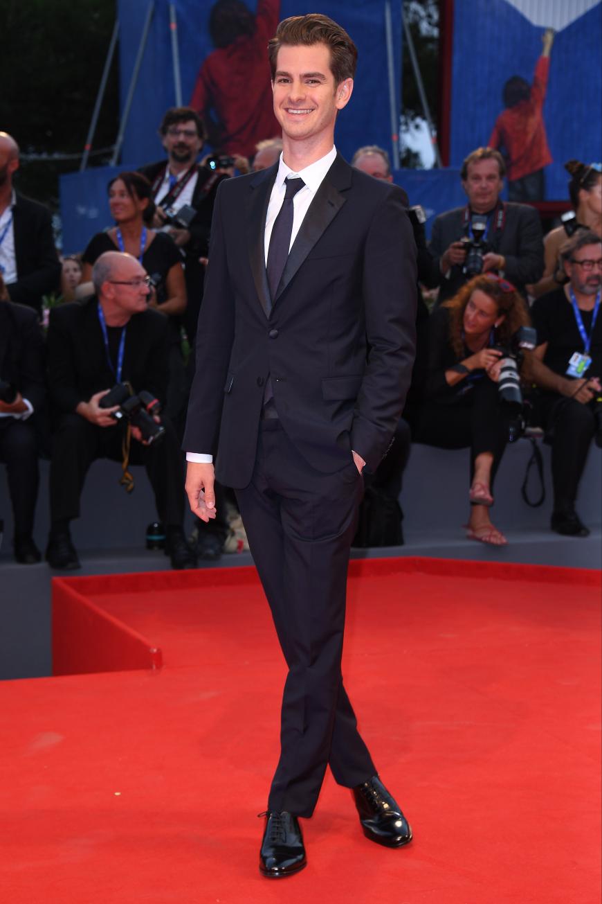 Auch Andrew Garfield kann nach der Trennung von Emma Stone - ebenfalls bei den Filmfestspielen zugegeben - wieder lachen.